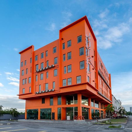 Brix Klia By Pinetree Hotel Sepang Bagian luar foto
