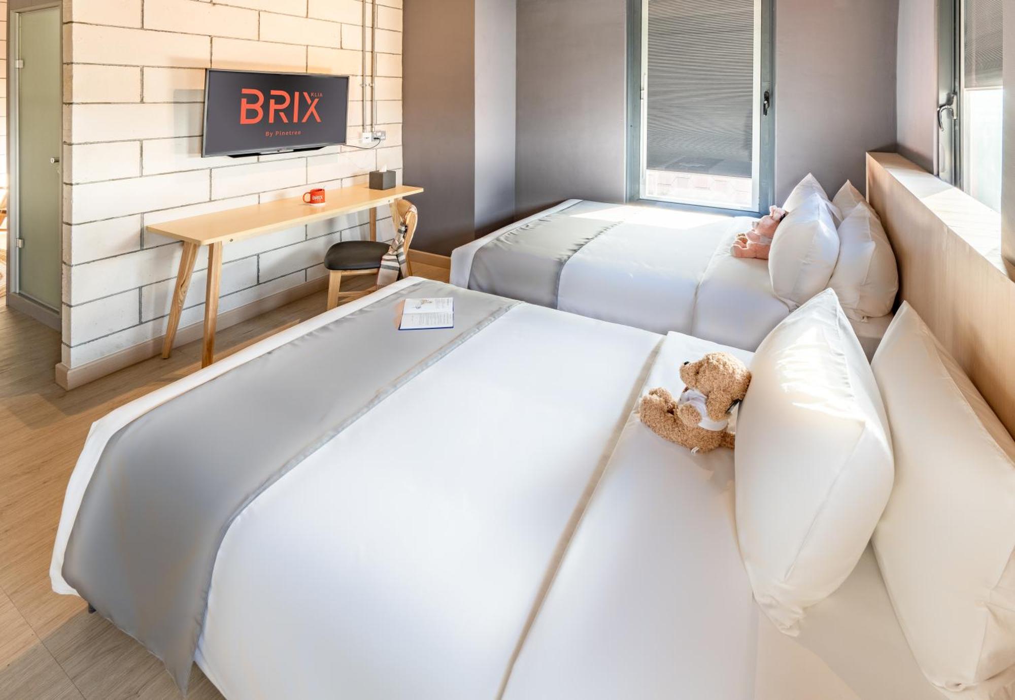 Brix Klia By Pinetree Hotel Sepang Bagian luar foto
