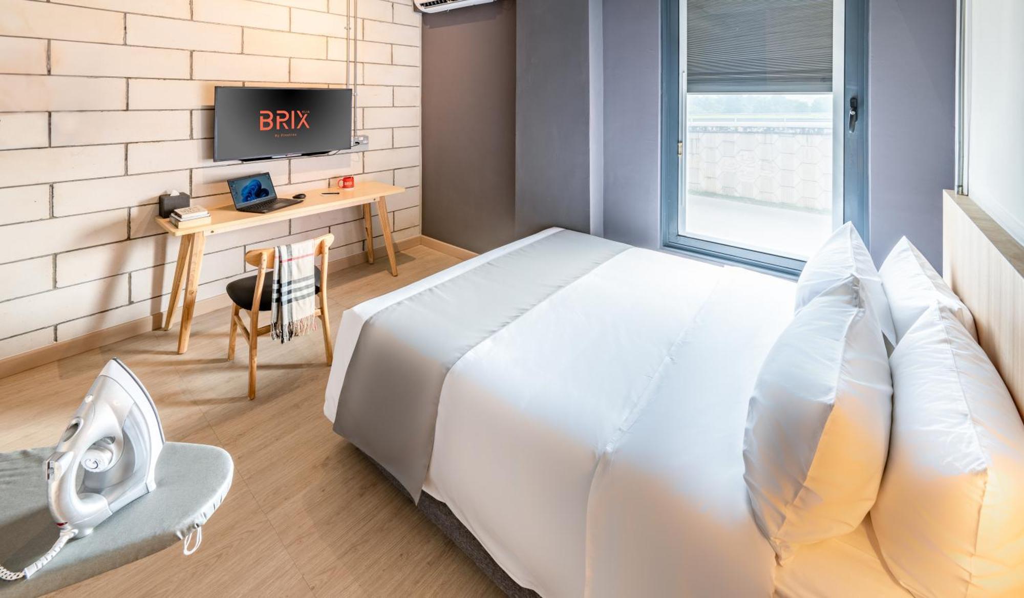 Brix Klia By Pinetree Hotel Sepang Bagian luar foto
