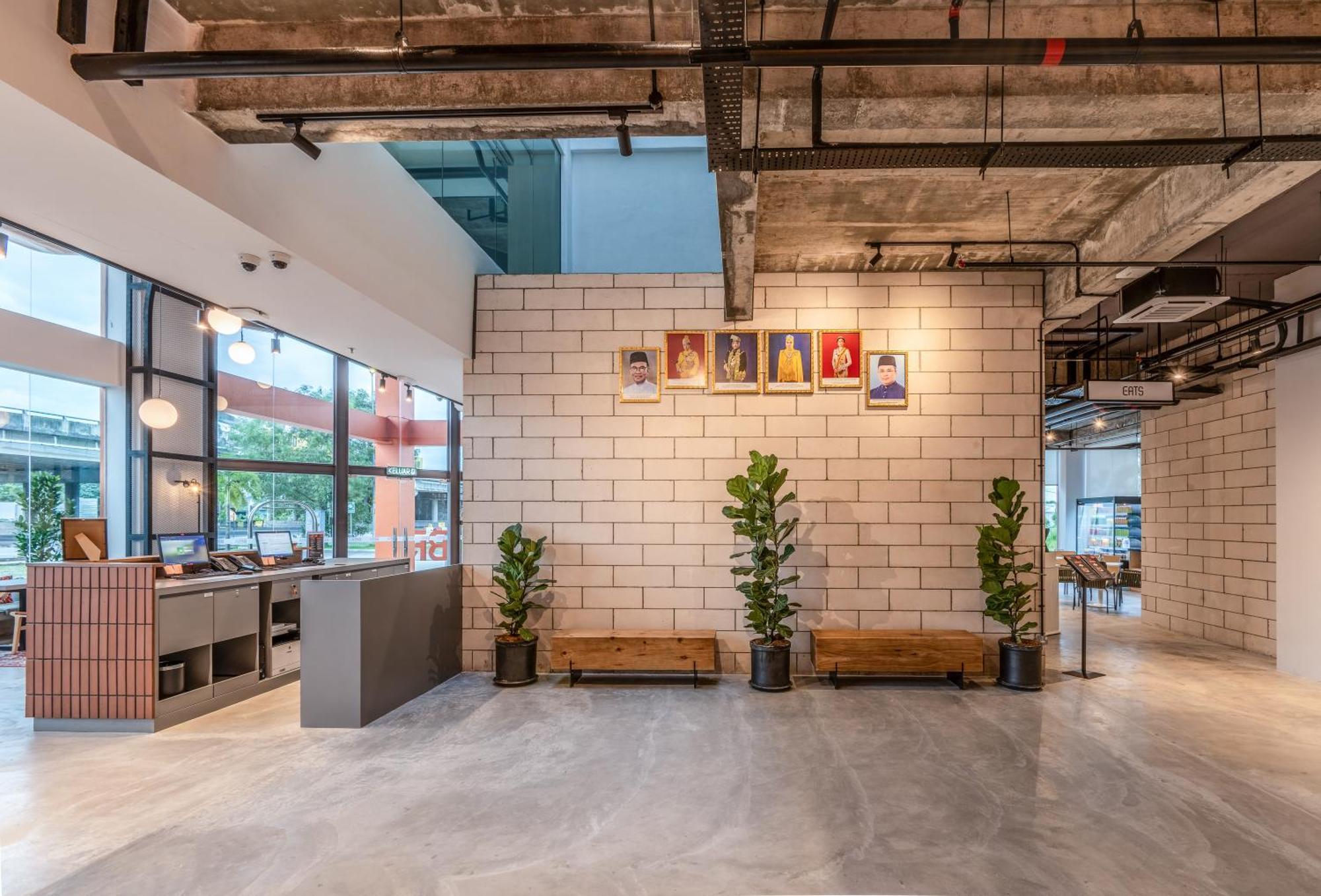 Brix Klia By Pinetree Hotel Sepang Bagian luar foto