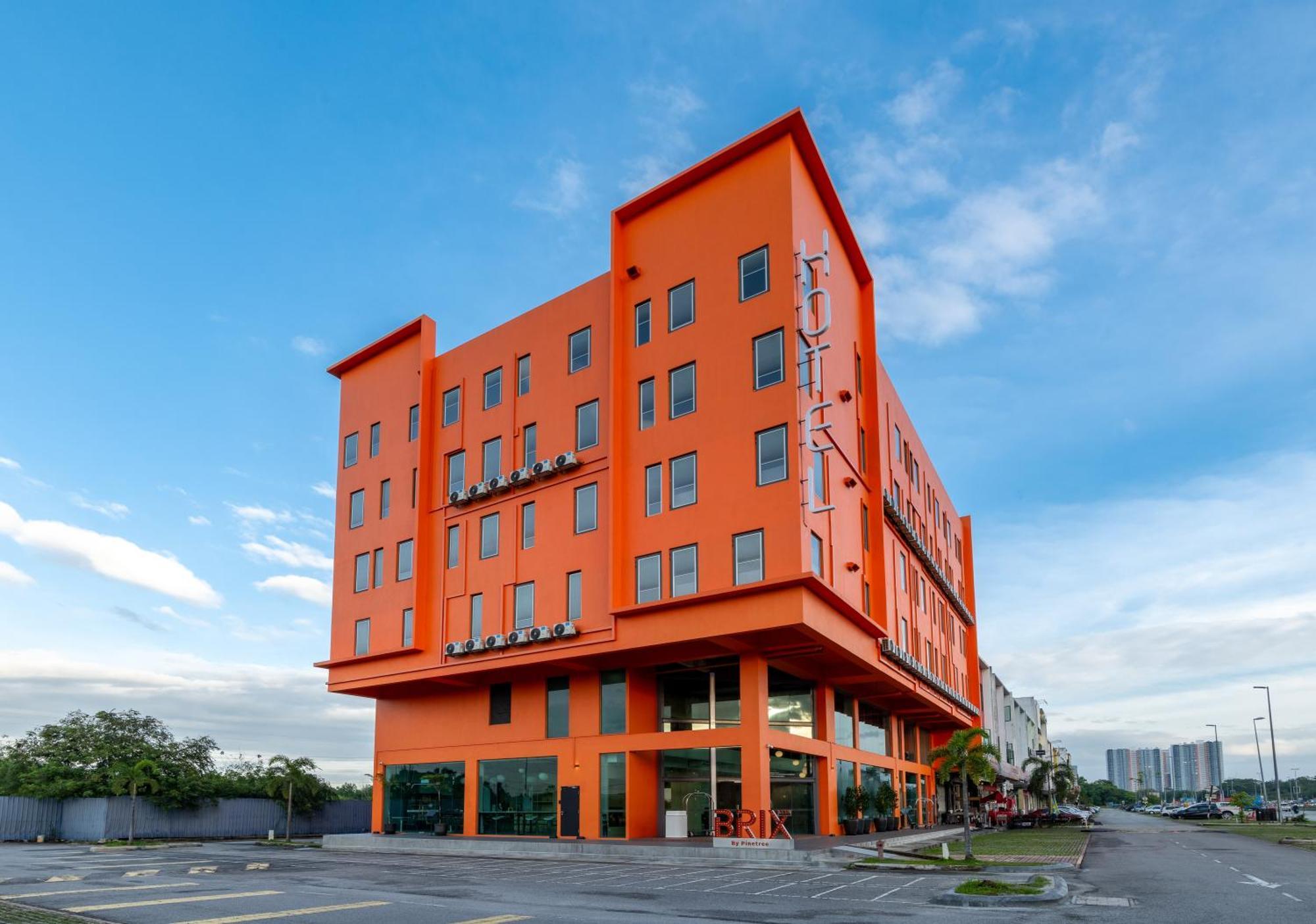 Brix Klia By Pinetree Hotel Sepang Bagian luar foto